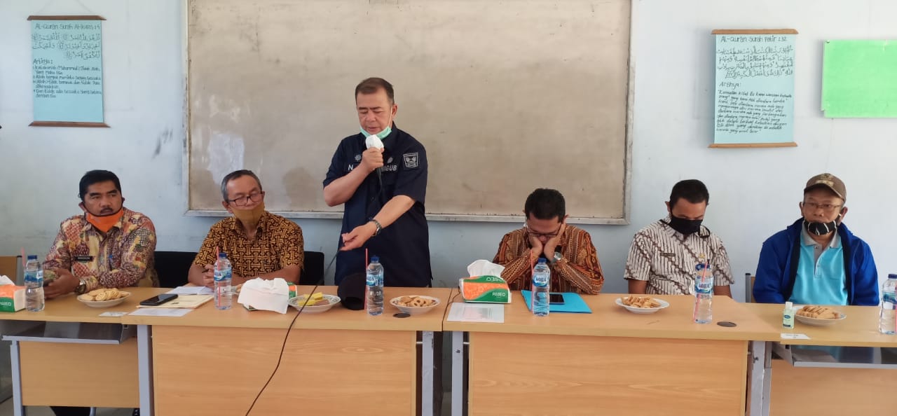 Wakil Gubernur, Nasrul Abit, memberikan sambutan dalam kunjungan kerja ke SMA Negeri I, Matap Tunggul Selatan, kabupaten Pasaman, Kamis (2/7/2020).
